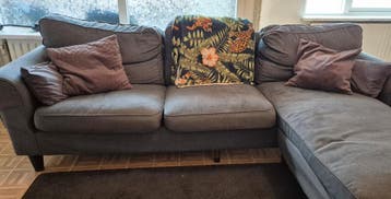 Grijze bank met hokker