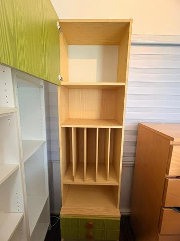 Houten boekenkast met lades en vakken