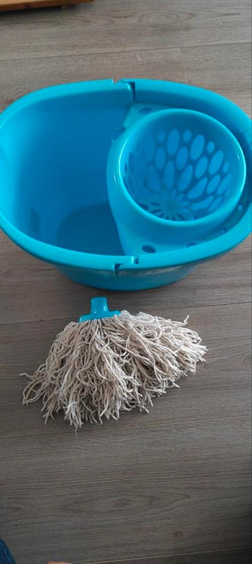 Emmer met dweil gratis