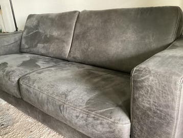 Grijze driezitsbank GRATIS