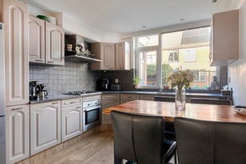 GRATIS - Complete L-keuken 280x310 cm met merk apparaten