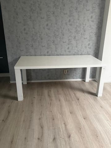 Witte eettafel, modern en ruim