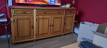 Blank eiken meubels. Dressoir vitrinekast. en secretaire