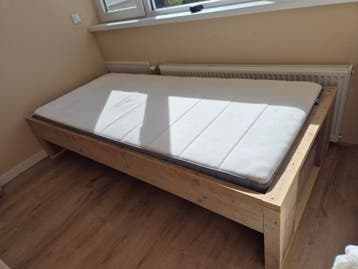 Zelfgemaakt steigerhouten bed