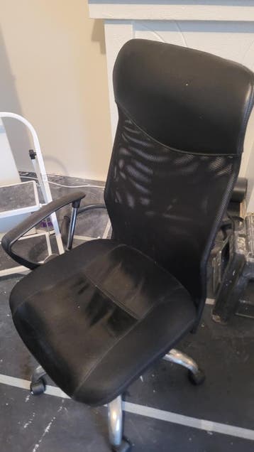 Zwarte bureaustoel met mesh rugleuning