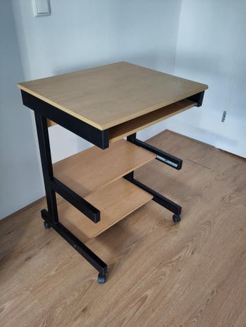 Computertafel / klein bureau op wielen