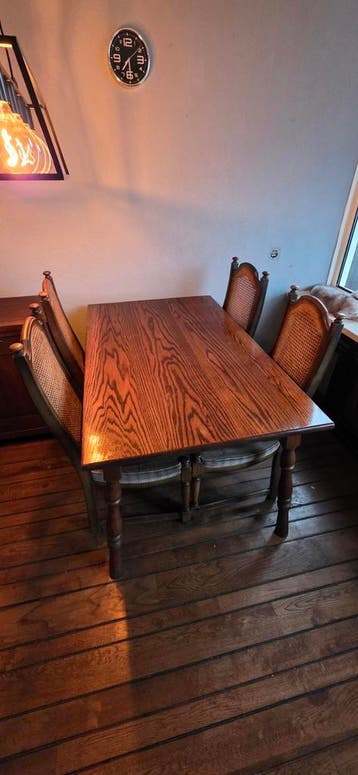 Eattafel met stoelen