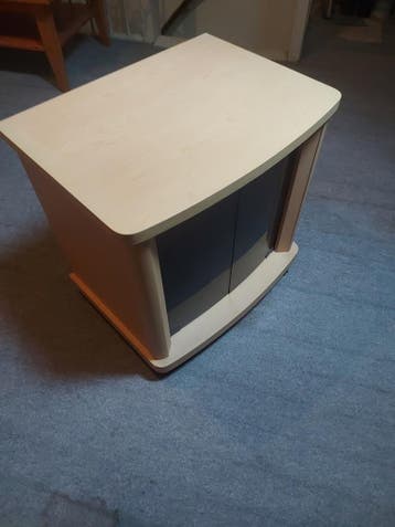 Verrijdbaar kastje met glazen deurtjes