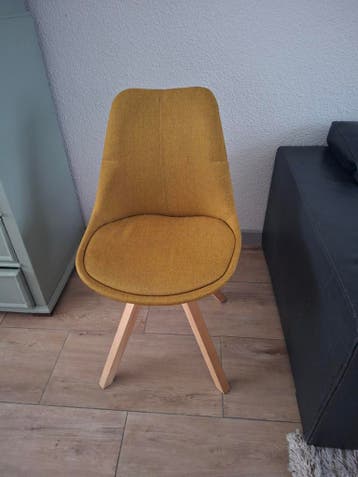 Gratis eettafelstoelen mosterdgeel.