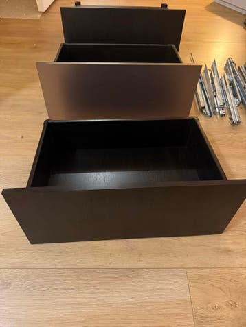 3 IKEA laden BESTA gratis op te halen (2 zwart, 1 brons)