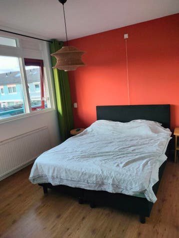 Zwart bed inclusief bijpassende matrassen