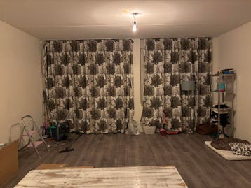 Twee gordijnen met bloemmotief