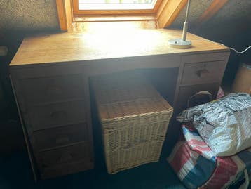 GRATIS Eiken houten bureau met 8 lades