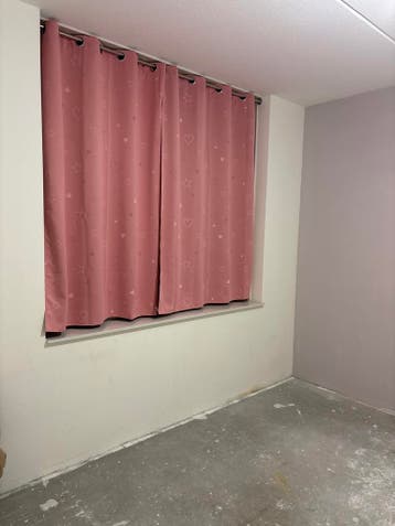 Roze gordijnen met hartjes en sterren