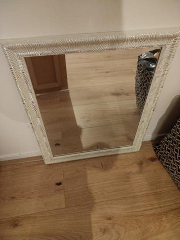 Vierkante spiegel met wit en zilveren omlijsting