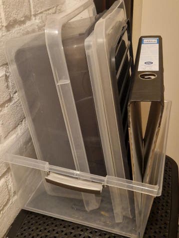 Gratis af te halen diversen opberboxen + 1 ordner