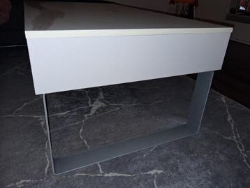 Witte salontafel met metalen poten