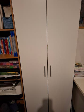 Gratis 2x Witte kledingkasten met twee deuren