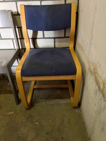 Stoel met houten frame en blauwe bekleding