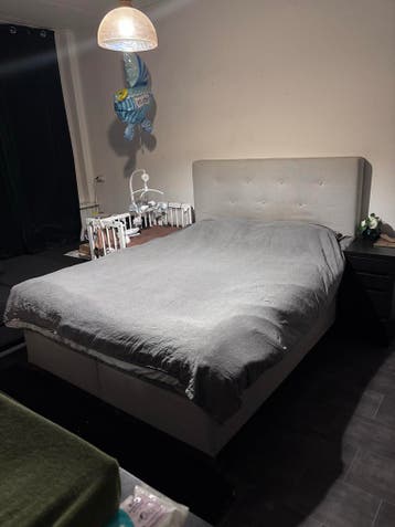 Tweepersoonsbed / boxspring met gestoffeerd hoofdbord