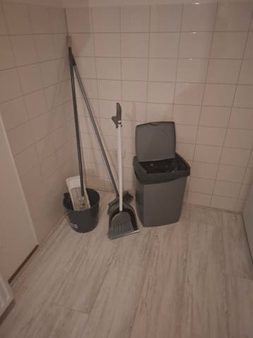 Mooie set bezem, stoffer, blik, emmer en prullenbak