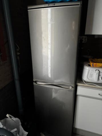 Vrijstaande Indesit koel-vriescombinatie koelkast en vriezer