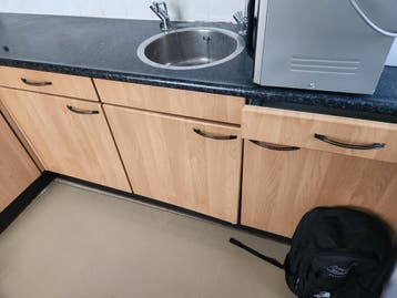 Hoekkeuken met gasfornuis en wasbak