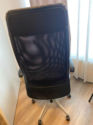 Zwarte bureaustoel met mesh rugleuning en armleuningen