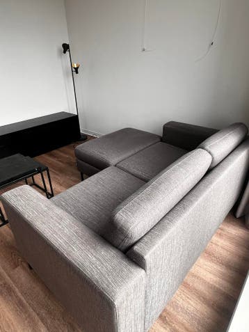 Grijze 2-zitsbank met ottoman