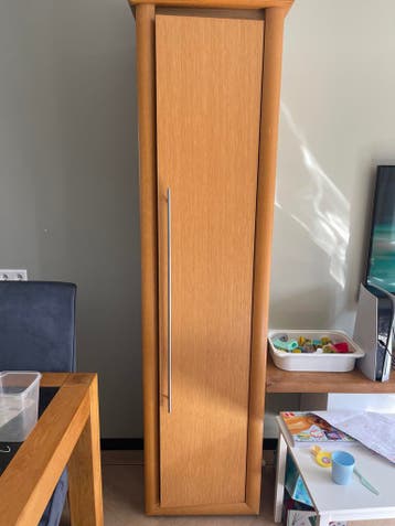 Houten (vitrine)kasten met glazen/houten planken