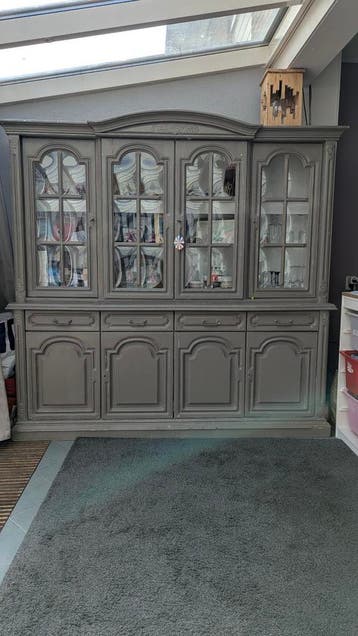Grijze buffetkast / wandkast met glazen deuren