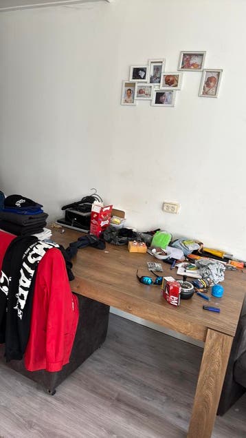 Eettafel met 4 verrijdbare stoelen