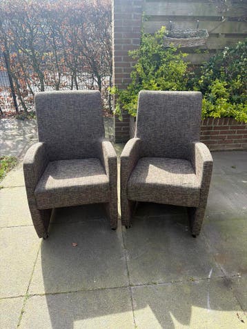 Twee bruine stoelen