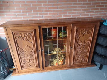 Antieke kast met houtsnijwerk en glas in lood