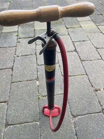 Oud ijzer Defect Fietspomp, stijlvol ter decoratie huiskamer