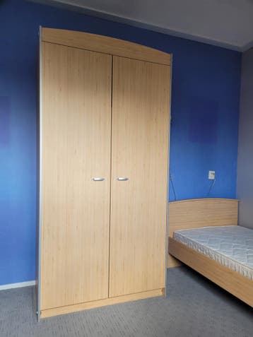 Kledingkast uit tienerkamer