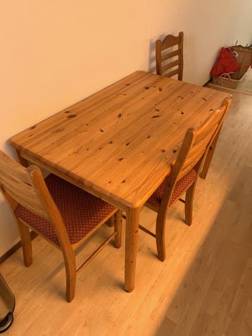 Gratis nette houten eettafel met 4 stoelen