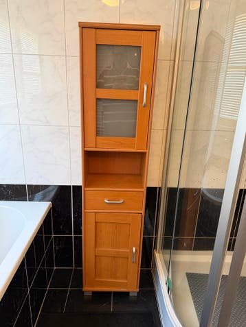 Houten badkamerkastje met doorzichtig deel en lade