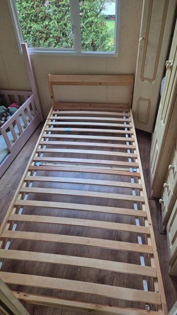Gratis IKEA bed 90x200 met lattenbodem (gerepareerd)