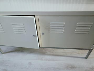 Metalen kastje met twee deuren