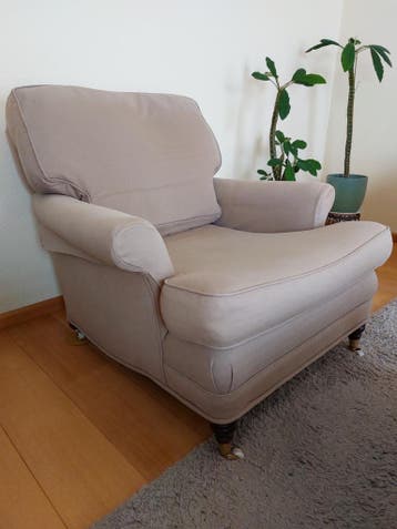 Twee vintage stoffen fauteuils met wieltjes