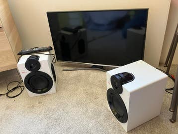 Televisie met boxen. 32 inch, 72 breed, 41 hoog.