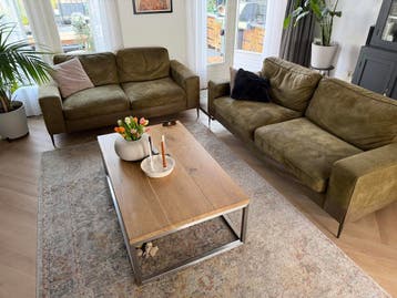 Comfortabele groene 2+ 3-zitsbank, zo goed als nieuw