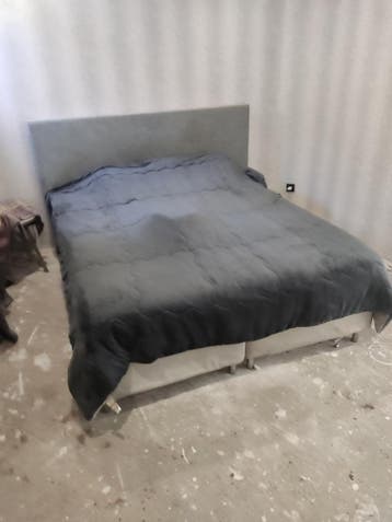 Boxspring 160x200 met hoofdbord incl twee nachtkastjes