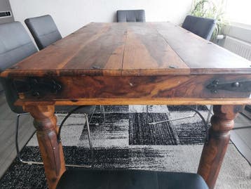 Gratis Robuuste houten eettafel met metalen details