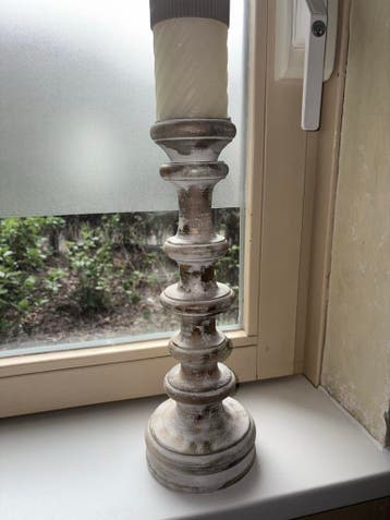 Houten kandelaar met witte afwerking