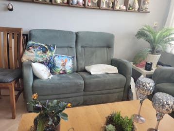 Gratis 2 persoonsbank en 2x stoel knappe stevige stoelen.