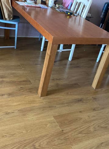 Grote Eettafel hout gratis ophalen. Evt met 4 stoelen