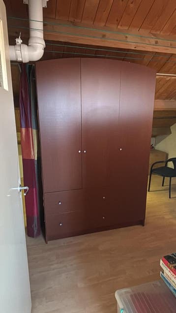 Ruime kledingkast 211x135 cm met hang- en legruimte