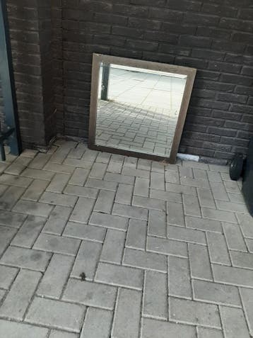 Spiegel met houten lijst